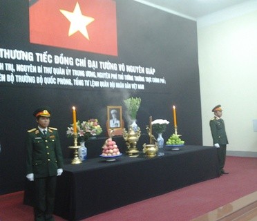 Bàn thờ Đại tướng Võ Nguyên Giáp tại UBND tỉnh Quảng Bình.